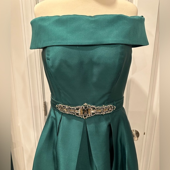 Eliza J Deep Green Off-the-Shoulder Evening/Holiday Gown, Size 10 - Picture 3 of 11